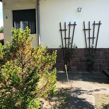 Kicsi Gesztenye Apartman Haz Maison d'hôtes Siófok