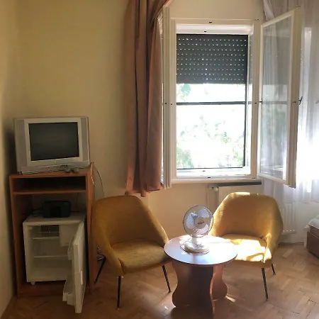 Kicsi Gesztenye Apartman Haz Maison d'hôtes *