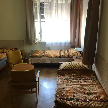 Πανσιόν Kicsi Gesztenye Apartman Haz